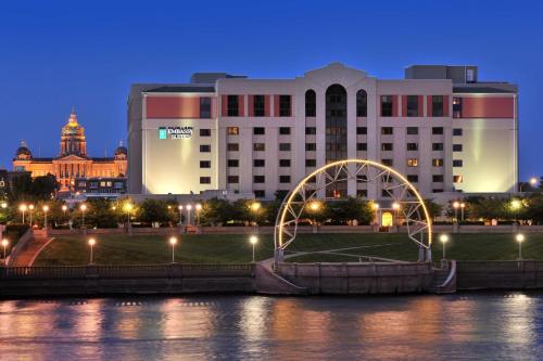 Des Moines Hotels With Balcony